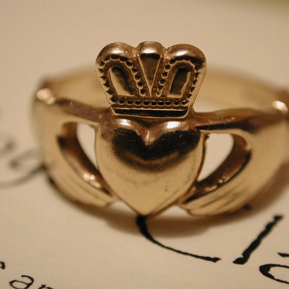 Bague Claddagh : deux mains tenant un cœur surmonté d'une couronne